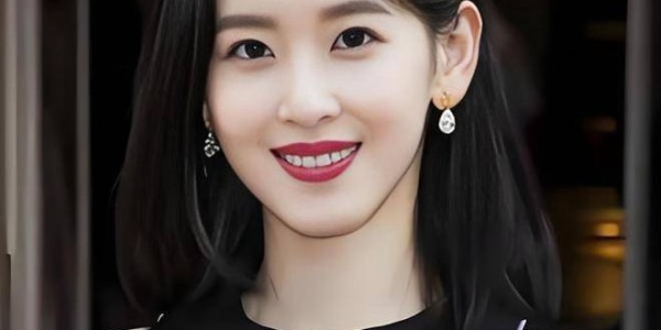 章泽天现身欧冠决赛现场，无袖小香风穿搭太吸睛，低调戴百万名表